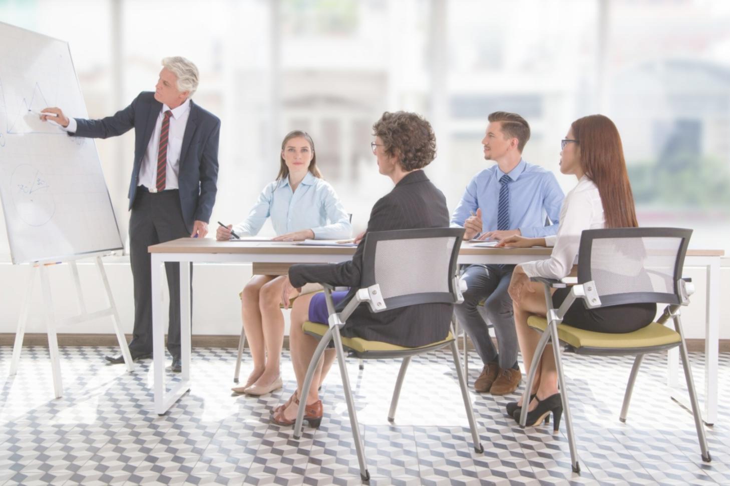 Teilnehmer beim Erlernen der Grundlagen des Finanzmanagements