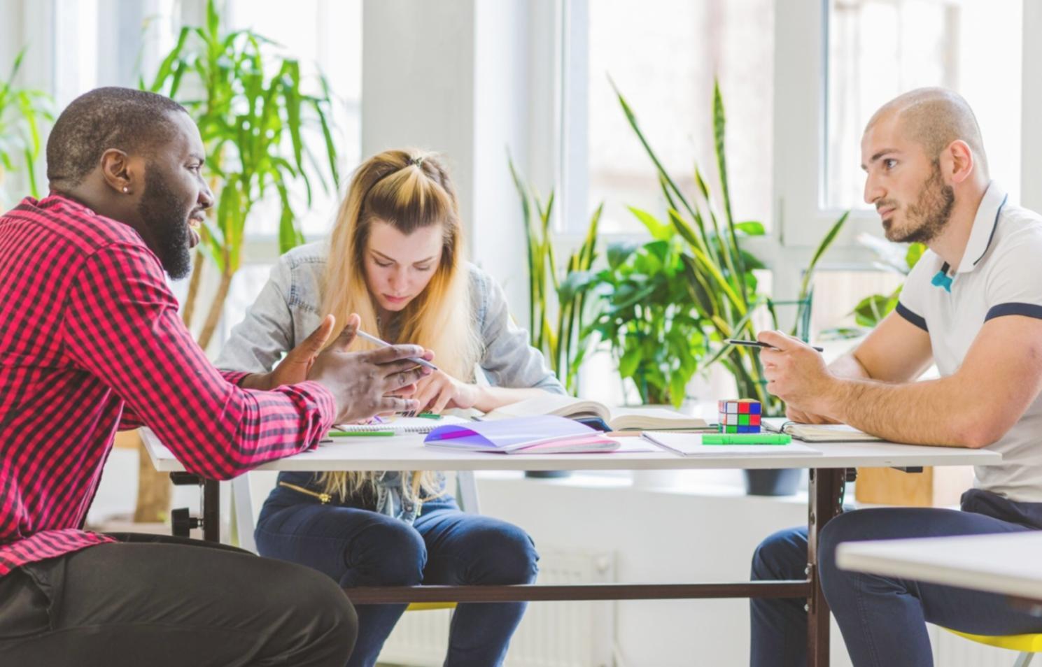 Geschäftsmenschen bei strategischer Partnerschaftsbesprechung