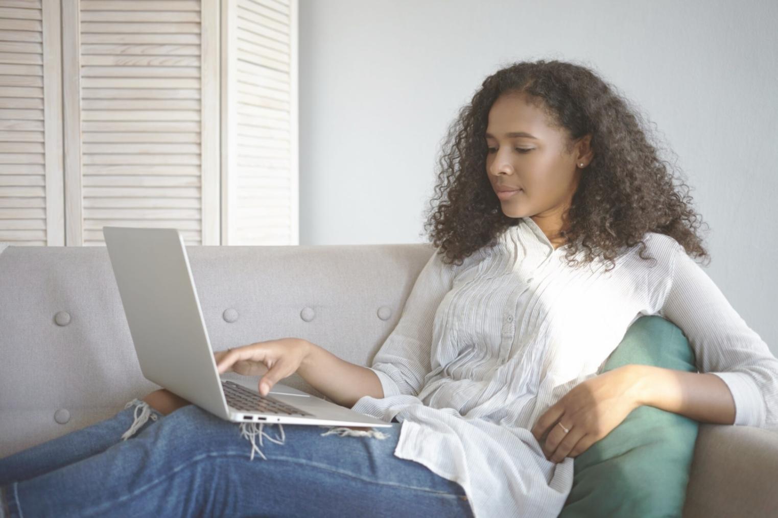 Professionelle Finanzberatung und Ausgabenverfolgung im modernen Büroumfeld